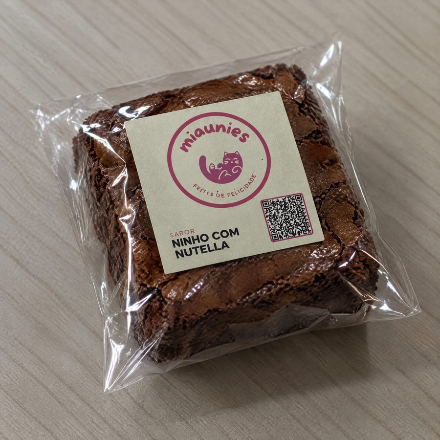 Brownie Miaunies sabor Ninho com Nutella, lacrado em saco cristal com selo da marca